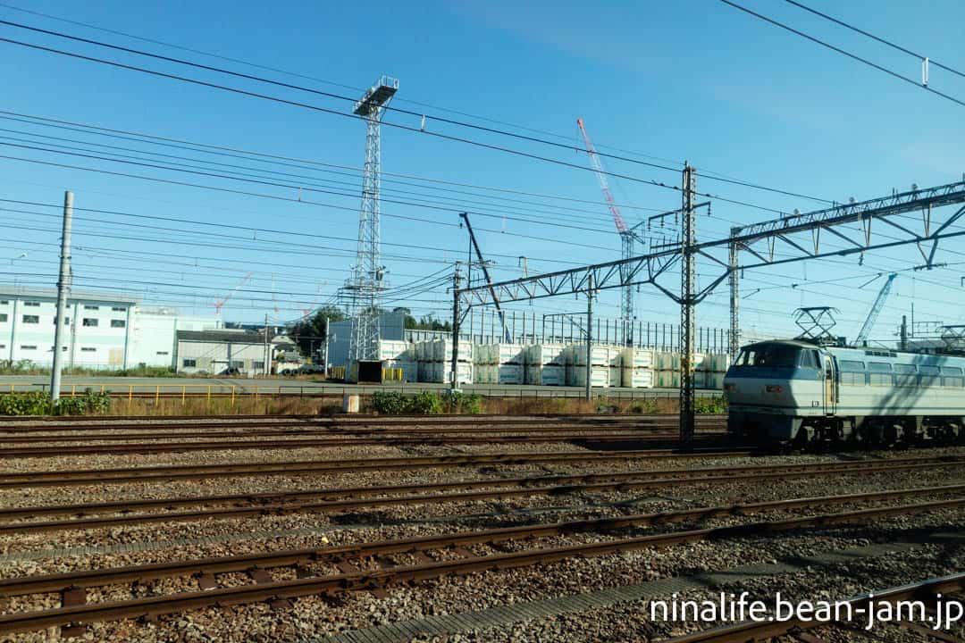 ホリデー快速鎌倉号からみえる貨物列車